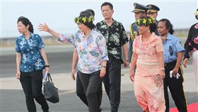 蔡總統抵達馬紹爾群島（2）總統蔡英文（前左2）出訪南太平洋3友邦，26日抵達馬紹爾群島，馬紹爾總統海妮（Hilda C. Heine）（前右）迎接蔡總統。中央社記者吳家昇攝  108年3月26日