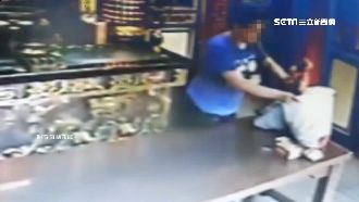 男媽祖廟擲沒筊　直接塑膠袋拎走神像