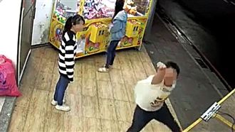 囂張！假摔偷娃娃機　屁孩還嗆監視器