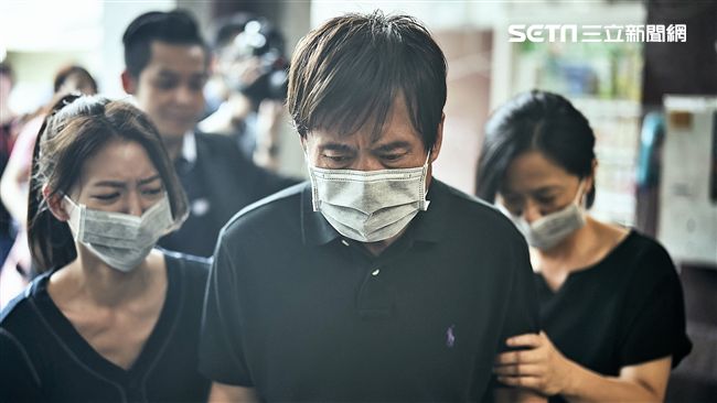 檢場無奈扛子責跪了！網友不忍直噴淚