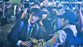 《我們與惡的距離》吳慷仁飾演法扶律師。（圖／公視提供）