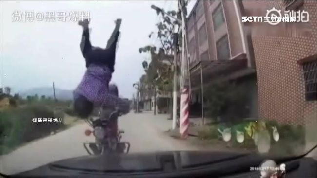 超速撞轎車　騎士被甩飛前空翻悚墜地