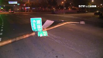 彎腰撿眼鏡…她撞斷5公尺高路燈送醫