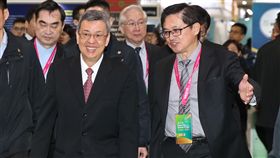 童子賢陪同副總統參觀智慧城市展副總統陳建仁（前左）26日在南港展覽館出席「2019智慧城市展」，由台北市電腦公會理事長童子賢（前右）陪同參觀會場。中央社記者鄭傑文攝　108年3月26日