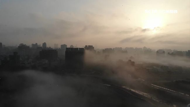 晨霧繚繞籠罩　台中現「雲海仙境」！