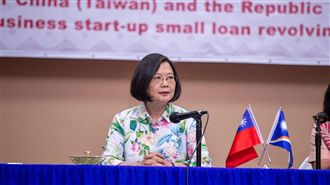 花媽遭抹黑怒告名嘴　蔡英文跨海相挺