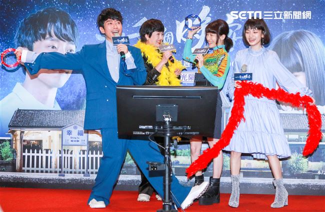 《一千個晚安》同歡會，張棟樑、苗可麗、連俞涵、姚愛寗大唱那卡西。（記者林士傑/攝影）