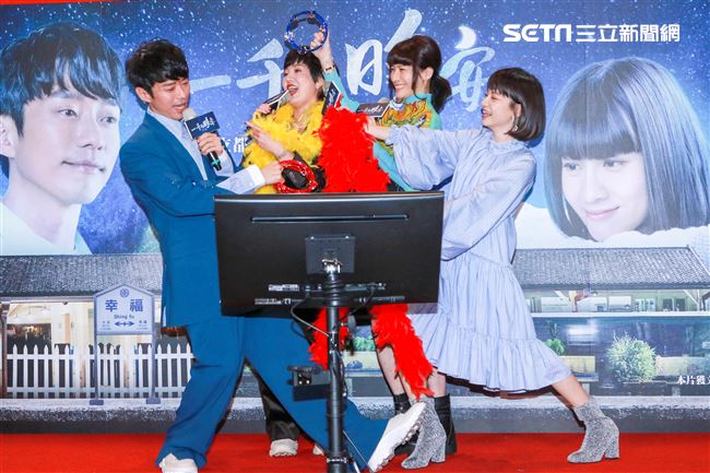 《一千個晚安》同歡會，張棟樑、苗可麗、連俞涵、姚愛寗大唱那卡西。（記者林士傑/攝影）