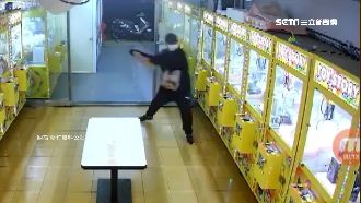 黑衣男狠砸娃娃機！台主PO網求抓人