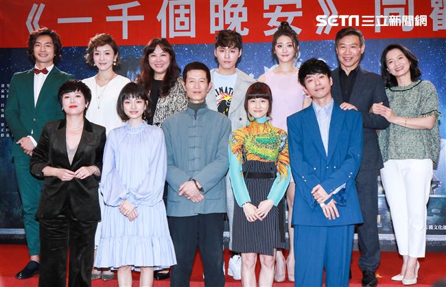 《一千個晚安》同歡會，全體大合照。（記者林士傑/攝影）