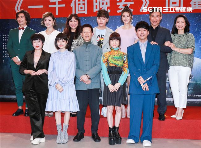 《一千個晚安》同歡會，全體大合照。（記者林士傑/攝影）