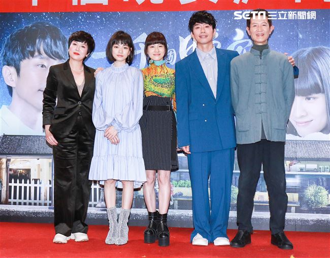 《一千個晚安》同歡會，苗可麗、姚愛甯、連俞涵、張棟樑、陳博正合照。（記者林士傑/攝影）