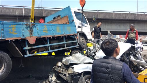 台北,國道一號,大貨車,聯結車,小客車,車禍,受困。翻攝畫面