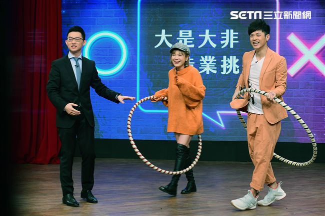 陳沂(中)曾與焦糖哥哥赴視網膜(左)節目。(圖/華視提供)