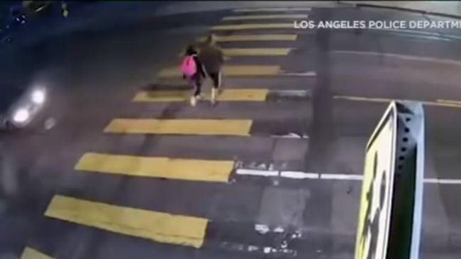 過馬路轎車暴衝！父推開女兒捨身被撞