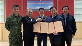 16:9
馬祖南北竿島跨海大橋規劃案　簽訂協議書連江縣長劉增應（右2）、交通部公路總局長陳彥伯（左2）26日簽訂委託代辦南北竿島跨海大橋綜合規劃協議書，交通部政務次長黃玉霖（中）在場見證。中央社　108年3月26日