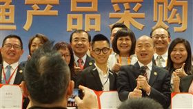 韓國瑜拚經濟　率業者高喊高雄發大財高雄市長韓國瑜（右3）訪問中國大陸及港澳行程，26日到最後一站廈門，見證高雄和廈門企業合作簽約儀式，並帶領兩地業者高喊「高雄發大財」。中央社記者黃慧敏攝　108年3月26日