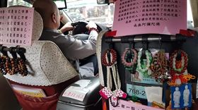 計程車,佛經,佛像,佛珠,佛系,爆廢公社　圖／翻攝自臉書爆廢公社