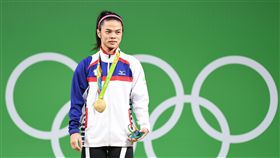 傷勢影響無法正常訓練　許淑淨宣布引退台灣兩屆奧運舉重金牌女將許淑淨3日透過臉書表示，因膝傷及手肘傷勢讓她至今仍處於復健、無法正常訓練，經討論後，決定退出今年亞運並宣布退休，震撼各界。圖為許淑淨於2016里約奧運摘下金牌後領獎畫面。（檔案照片）中央社　107年6月3日