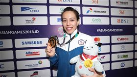 郭婞淳亞運舉重奪金（2）台灣舉重女將郭婞淳23日在2018雅加達亞運舉重女子58公斤級決賽出賽，最終以抓舉105公斤、挺舉130公斤，總和235公斤的成績奪金。中央社記者吳翊寧雅加達攝　107年8月23日