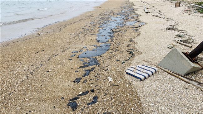 金門海岸油汙綿延一公里　將完成清除