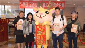 開春後首拍賣　台北分署送拍寶玩偶法務部行政執行署台北分署12日舉行拍賣會，邀請吉祥物「拍寶」到場向民眾祝賀，並於開標前舉辦抽獎活動，由分署長侯千姬（左2）抽出3位登記應買的民眾，分別贈送「拍寶」玩偶一隻。（台北分署提供）中央社記者蕭博文傳真　108年2月12日