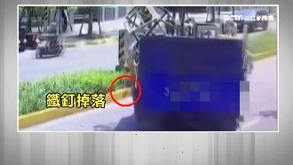 貨車過彎…鐵釘散落馬路！害機車爆胎