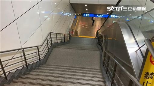 松山車站月台白煙狂竄　台鐵：已緊急停機