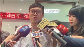 持刀男車廂暴走！站務員英勇拿起…