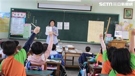 師徒手幫小一童清洗排泄物、東和國小老師陳婉琪／東和國小提供