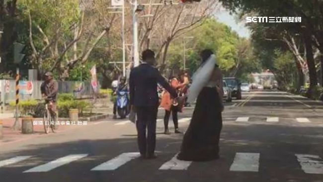 新人冒死站路口拍婚紗　遭開罰3百元
