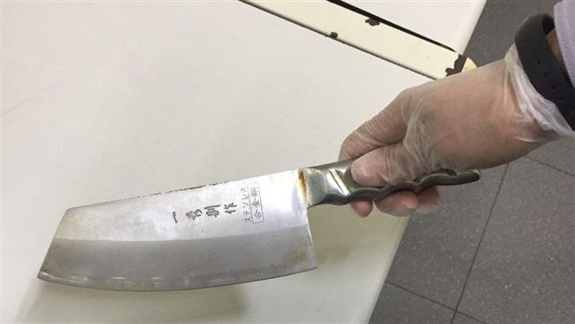 男狠砍女友家人　砍到菜刀都凹了
