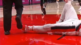 裁判踢到Nurkic已經骨折的左腿。（圖／翻攝自YouTube）