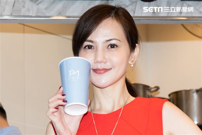 台劇女星簡沛恩現身西門町宣告創立手搖飲料品牌，好友林又立前來站台。（記者林士傑/攝影）