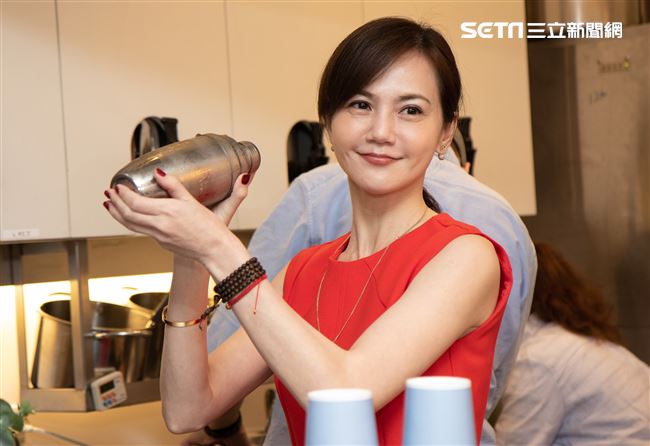 台劇女星簡沛恩現身西門町宣告創立手搖飲料品牌，好友林又立前來站台。（記者林士傑/攝影）