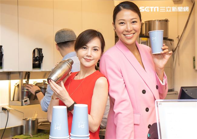 台劇女星簡沛恩現身西門町宣告創立手搖飲料品牌，好友林又立前來站台。（記者林士傑/攝影）