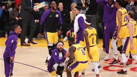 湖人板凳席因Stephenson精彩一擊嗨翻。（圖／取自湖人官方推特）