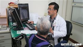 醫師洪宗賢以原子筆筆尖指出上方被吃掉約2.5公分。（圖非新聞當事人／醫師洪宗賢提供）
