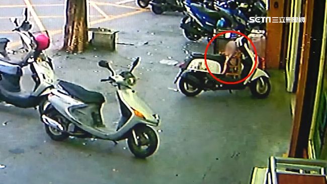 婦人入賣場血拚　竟留娃獨坐機車等