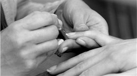 婆婆,遺體,化妝,指甲油　圖／取自Pixabay