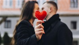 戀愛,情侶,情人節,愛情,聯誼,情人（圖／翻攝自freepik）https://www.freepik.com/free-photo/woman-kissing-man-while-showing-red-heart_1526529.htm