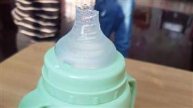 奶瓶,奶嘴頭,咬斷,爆廢公社公開版　圖／翻攝自臉書爆廢公社公開版