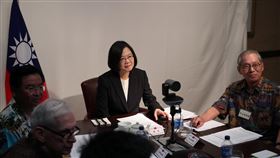 蔡總統和華府智庫視訊（3）總統蔡英文（中）出訪太平洋3友邦，27日過境夏威夷，28日首度以視訊向華府聯邦參議員賈德納等重要人士發表演說。中央社記者吳家昇攝 108年3月28日