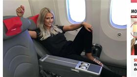 英國一名旅遊部落客基絲泰德(Naomi Kisted)，幾乎每次出國工作一定會幫自己升級飛機艙位，當然家庭旅遊也不例外，但特別的是她只買「頭等艙」的機位給自己，而年幼的孩子卻是座在經濟艙，她宣稱這樣作是為了教育孩子，讓他們知道認真工作的重要。（圖／翻攝自The Sun）