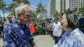 蔡英文總統在夏威夷最後一個行程，由檀香山市長陪同前往YTT海灘看海。（圖／翻攝蔡英文LINE）