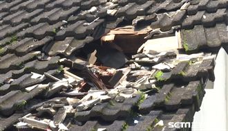 仿真特技飛機墜毀　撞民宅屋頂冒白煙