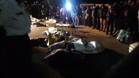瓜地馬拉27日深夜傳出卡車撞人的重大車禍，至少30人喪生。（圖取自twitter.com/stereo100xela）