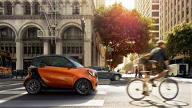 ▲3月底前入主smart都會小車全車系就送Apple iPhone XR。（圖／Mercedes-Benz提供）