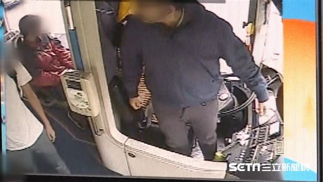 乘客反應過站未停　司機怒停路中開罵