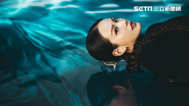 女歌手喘不過氣險失溫　鼻涕眼淚直流